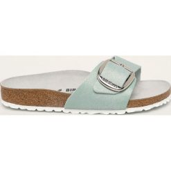 Birkenstock - Klapki skórzane Madrid Big Buckle. Niebieskie klapki damskie Birkenstock, bez wzorów, ze skóry, bez obcasa, na obcasie. Za 389,90 zł.