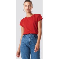 NA-KD Basic T-shirt z surowym wykończeniem - Red. Czerwone t-shirty damskie marki NA-KD Basic, bez wzorów, z bawełny, z okrągłym kołnierzem. W wyprzedaży za 20,47 zł.