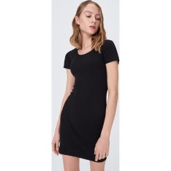 Dopasowana sukienka basic - Czarny. Czarne sukienki damskie Sinsay, s, bez wzorów, bez kołnierzyka, bez rękawów, dopasowane. Za 29,99 zł.