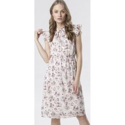 Biała Sukienka Calirelia. Białe sukienki damskie Born2be, na imprezę, s, w kwiaty, eleganckie, z falbankami, bez rękawów, midi. Za 79,99 zł.