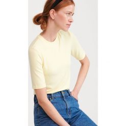 Dzianinowy T-shirt - Żółty. Żółte t-shirty damskie Reserved, s, bez wzorów, z dzianiny, bez kołnierzyka. Za 39,99 zł.