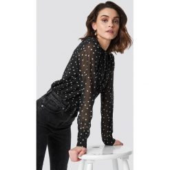 NA-KD Round Neck Dotted Chiffon Top - Black. Czarne topy damskie NA-KD, z nadrukiem, z okrągłym kołnierzem. Za 100,95 zł.