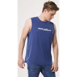 Niebieska Koszulka Artisan. Niebieskie podkoszulki męskie Born2be, xl, z nadrukiem, z dzianiny, z okrągłym kołnierzem, bez rękawów. Za 29,99 zł.