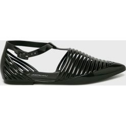 Melissa - Sandały Kate + Jason Wu. Czarne klapki damskie Melissa, bez wzorów, z materiału, bez obcasa, na szpilce. Za 399,90 zł.