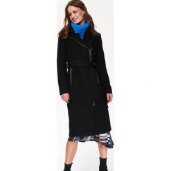 NOWOCZESNY WEŁNIANY PŁASZCZ Z PODWÓJNYM ZAPIĘCIEM I WIĄZANIEM W PASIE. Czarne płaszcze damskie marki Top Secret, na zimę, z wełny, eleganckie, długie. W wyprzedaży za 119,99 zł.