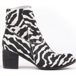 Botki na słupku z wywijaną cholewką - skóra naturalna - model 454 - kolor zebra. Botki damskie Zapato, na wiosnę, ze skóry, eleganckie, za kostkę, na wysokim obcasie, na obcasie, na zamek. W wyprzedaży za 319,20 zł.