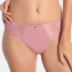 Figi klasyczne Swet Secret. Różowe majtki damskie Sassa, bez wzorów, z bawełny. Za 55,99 zł.