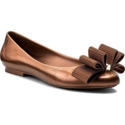 Baleriny MELISSA - Doll + Jason Wu 32269 Copper 06559. Pomarańczowe baleriny damskie marki Melissa, bez wzorów, z tworzywa sztucznego, bez obcasa, bez zapięcia. W wyprzedaży za 249,00 zł.