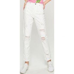 Jeansy damskie: Jeansy mom fit z perłami - Biały