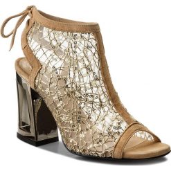 Sandały SOLO FEMME - 60810-11-H47/G53-07-00 Beżowy Złoty. Żółte klapki damskie Solo Femme, z aplikacjami, ze skóry, bez obcasa, na obcasie. W wyprzedaży za 189,00 zł.