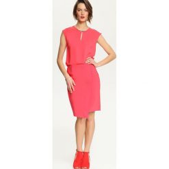 BLUZKA KRÓTKI RĘKAW. Różowe bluzki damskie marki Top Secret, z aplikacjami, eleganckie, bez kołnierzyka, z krótkim rękawem. W wyprzedaży za 49,99 zł.