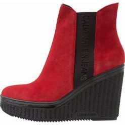 Calvin Klein Jeans SHANNA Botki na obcasie scarlet. Brązowe botki damskie na obcasie marki Calvin Klein Jeans, z jeansu. Za 669,00 zł.