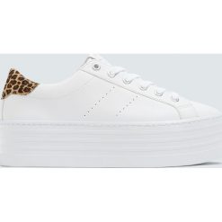 Tenisówki na grubej podeszwie z detalem w panterkę. Białe trampki i tenisówki damskie Pull&Bear, bez wzorów, bez zapięcia. Za 139,00 zł.