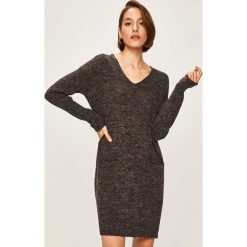 Answear - Sukienka. Szare sukienki damskie ANSWEAR, na co dzień, s, bez wzorów, z dzianiny, casualowe, bez kołnierzyka, z długim rękawem, długie, mini, proste. W wyprzedaży za 89,90 zł.