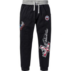 Spodnie dresowe bonprix czarny. Czarne spodnie męskie bonprix, s, z nadrukiem, z dresówki. Za 99,99 zł.
