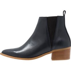 E8 BY MIISTA ULA Ankle boot navy. Niebieskie botki damskie marki E8 BY MIISTA, ze skóry ekologicznej, bez obcasa, bez zapięcia. Za 549,00 zł.