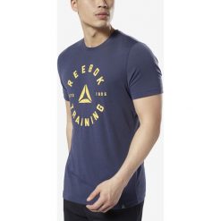 Reebok Koszulka Niebieski. Niebieskie podkoszulki męskie Reebok, m, z nadrukiem, z poliesteru, bez kołnierzyka, z krótkim rękawem, krótkie. Za 107,95 zł.