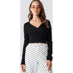 NA-KD Krótki sweter - Black. Czarne swetry klasyczne damskie marki NA-KD, z dzianiny, z kopertowym dekoltem. Za 141,95 zł.