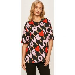 Love Moschino - T-shirt. Bluzki damskie Love Moschino, m, bez wzorów, z bawełny, z okrągłym kołnierzem. W wyprzedaży za 459,90 zł.