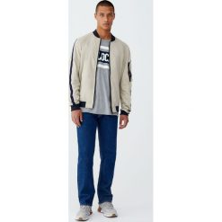 Kurtka bomber z kontrastowymi paskami. Białe kurtki męskie bomber marki Pull&Bear, m, w paski. Za 89,90 zł.