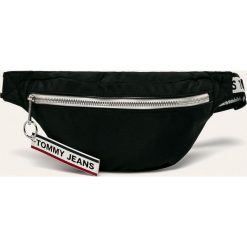 Tommy Jeans - Nerka. Czarne nerki damskie Tommy Jeans, w paski, z poliesteru, duże, z aplikacjami. Za 299,90 zł.