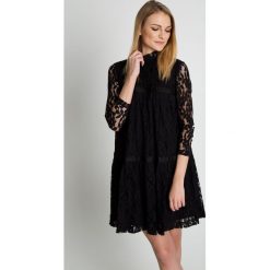 Czarna koronkowa sukienka RABARBAR. Czarne sukienki damskie RABARBAR, na spotkanie biznesowe, m, w koronkowe wzory, z koronki, eleganckie, ze stójką, bez rękawów, w kształcie a. W wyprzedaży za 286,00 zł.