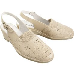COMFORTABEL 720054-8 sand, sandały damskie. Koturny damskie Comfortabel, w paski, ze skóry, bez obcasa, na koturnie, z paskami. Za 229,90 zł.