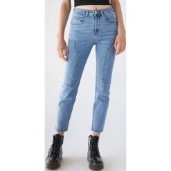 Jeansy slim fit z ozdobnymi kieszeniami -. Jeansy damskie Sinsay. Za 79,99 zł.