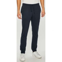 Emporio Armani - Spodnie. Niebieskie spodnie męskie Emporio Armani, na co dzień, m, bez wzorów, z bawełny, casualowe. W wyprzedaży za 269,90 zł.