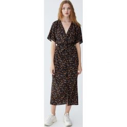 Sukienka midi z drapowanym dekoltem. Brązowe sukienki damskie Pull&Bear, bez wzorów, bez kołnierzyka, bez rękawów, midi. Za 139,00 zł.