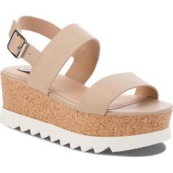 Sandały STEVE MADDEN - Krista Platform Sandal 91001050-10001-11007 Natural. Brązowe klapki damskie Steve Madden, bez wzorów, ze skóry ekologicznej, bez obcasa, na obcasie. W wyprzedaży za 289,00 zł.