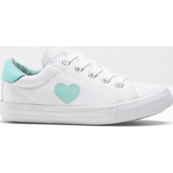 Sneakersy bonprix biały. Białe buty dziewczęce sportowe bonprix, bez wzorów, na sznurówki. Za 49,99 zł.