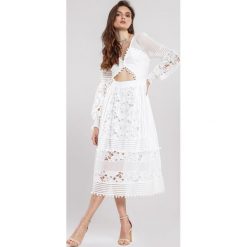 Biała Sukienka Sinew. Białe sukienki damskie other, s, z aplikacjami, bez kołnierzyka, bez rękawów, midi. Za 259,99 zł.