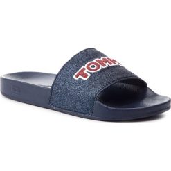 Klapki TOMMY HILFIGER - Glitter Detail Pool Slide FW0FW04238 Midnight 403. Niebieskie klapki damskie TOMMY HILFIGER, z aplikacjami, z tworzywa sztucznego, bez obcasa. W wyprzedaży za 139,00 zł.