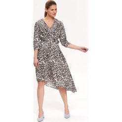 Elegancka sukienka kopertowa w zwierzęcy druk. Brązowe sukienki damskie Top Secret, na lato, z nadrukiem, z tkaniny, eleganckie, z asymetrycznym kołnierzem, bez rękawów, asymetryczne. Za 149,99 zł.