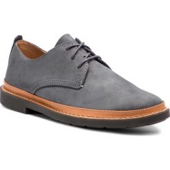 Półbuty CLARKS - Trace Tailor 261348397 Dark Grey Nubuck. Szare półbuty męskie Clarks, na co dzień, bez wzorów, ze skóry, eleganckie, bez zapięcia. W wyprzedaży za 329,00 zł.
