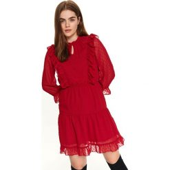 Tkaninowa sukienka z falbaną. Czerwone sukienki damskie Top Secret, na imprezę, na zimę, bez wzorów, z tkaniny, eleganckie, bez kołnierzyka, z krótkim rękawem, krótkie, mini. W wyprzedaży za 69,99 zł.