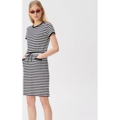Dzianinowa sukienka w paski - Wielobarwny. Szare sukienki damskie Sinsay, xl, w paski, z dzianiny, bez kołnierzyka, bez rękawów. W wyprzedaży za 39,99 zł.