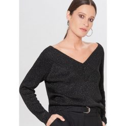 Połyskujący sweter z dekoltem V - Czarny. Czarne swetry damskie Mohito, s, bez wzorów, bez rękawów, bez kaptura. Za 119,99 zł.