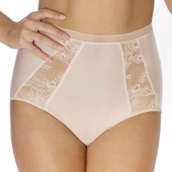 Figi klasyczne Eliza Rose wysokie. Czerwone majtki damskie Rosme, w koronkowe wzory, z bawełny. Za 48,99 zł.