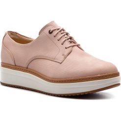Oxfordy CLARKS - Teadale Rhea 261402154 Blush Nubuck. Różowe półbuty damskie Clarks, na co dzień, bez wzorów, ze skóry, bez obcasa, na koturnie, bez zapięcia. W wyprzedaży za 299,00 zł.
