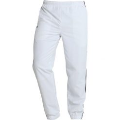 Lacoste Sport Spodnie treningowe white/navy blue/pomelo. Białe spodnie męskie marki Lacoste Sport, xl, bez wzorów, z poliesteru, sportowe, długie. Za 459,00 zł.