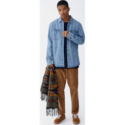 Jeansowa koszula wierzchnia z przetarciami. Niebieskie koszule męskie Pull&Bear, m, bez wzorów, z jeansu, bez kołnierzyka, z długim rękawem. Za 109,00 zł.