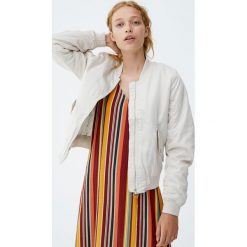 Kurtka typu bomber basic. Kurtki damskie Pull&Bear, bez wzorów, bez kaptura. Za 79,90 zł.
