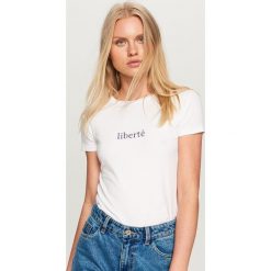 T-shirt z napisem - Biały. Białe t-shirty damskie Reserved, l, z napisami. Za 24,99 zł.
