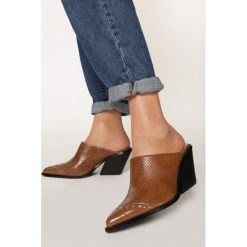 Camelowe Klapki Jayce. Brązowe klapki damskie Born2be, z aplikacjami, ze skóry, na średnim obcasie. Za 129,99 zł.