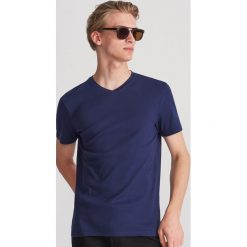 T-shirt z dekoltem w serek - Granatowy. Niebieskie t-shirty męskie Reserved, s, bez wzorów, z dekoltem w serek. Za 49,99 zł.