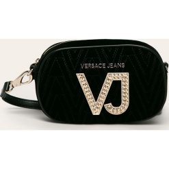 Versace Jeans - Torebka. Czarne listonoszki damskie Versace Jeans, w paski, z poliesteru, na ramię, małe, pikowane, z aplikacjami. W wyprzedaży za 479,90 zł.