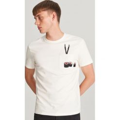 T-shirt z kieszenią i haftem - Kremowy. Białe t-shirty męskie Reserved, xl, z haftami, bez kołnierzyka. W wyprzedaży za 24,99 zł.