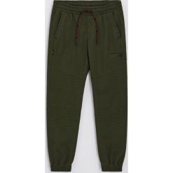Joggery z przeszyciami - Khaki. Brązowe spodnie męskie Cropp, bez wzorów. Za 119,99 zł.